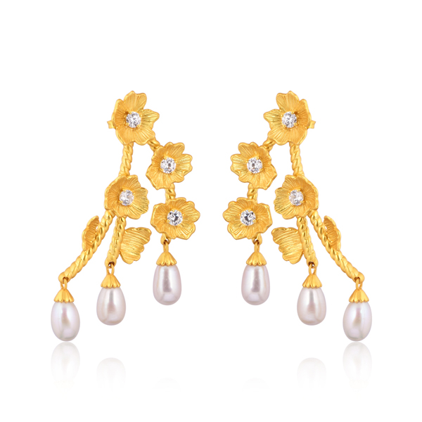 Handcrafted luxury jewlery: 18k gold-plated pearl earrings by Artita Gallery