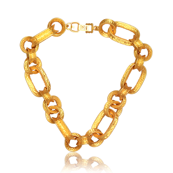 Bold hammered gold link statement necklace by Artita Gallery featuring sculptural interlocking links. A modern luxury necklace for everyday elegance and special occasions.